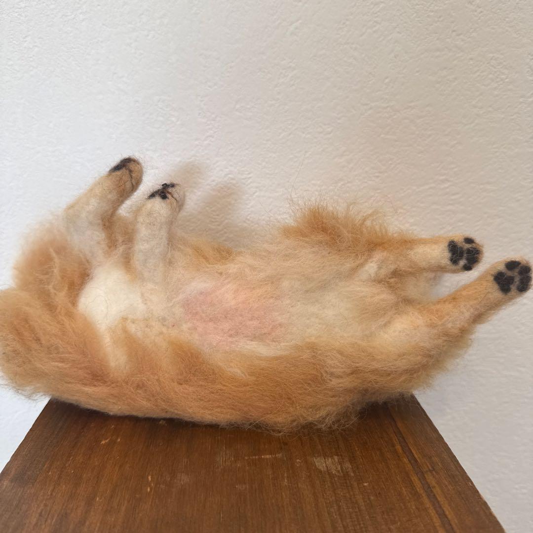 羊毛フェルト製のリアルな犬