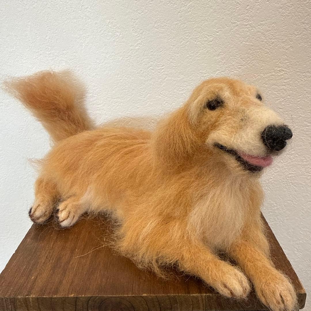 羊毛フェルト製のリアルな犬