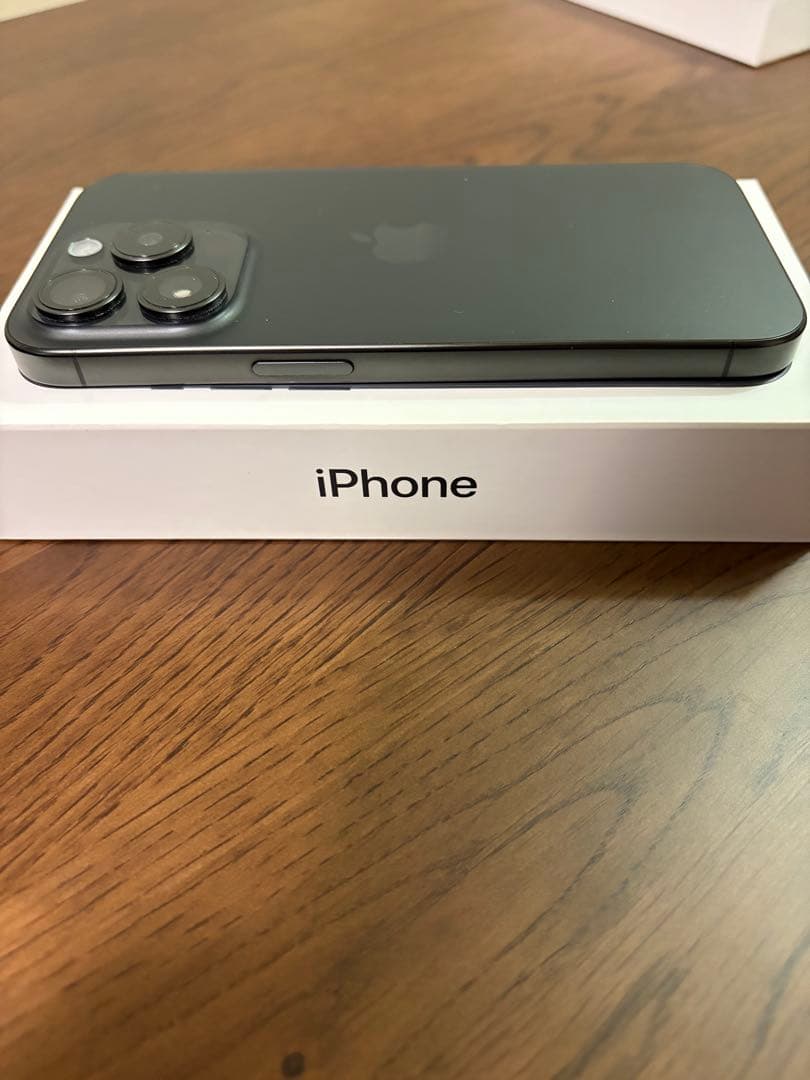 【値下げ・美品】iPhone 15 Pro 256GB ブラックチタニウム