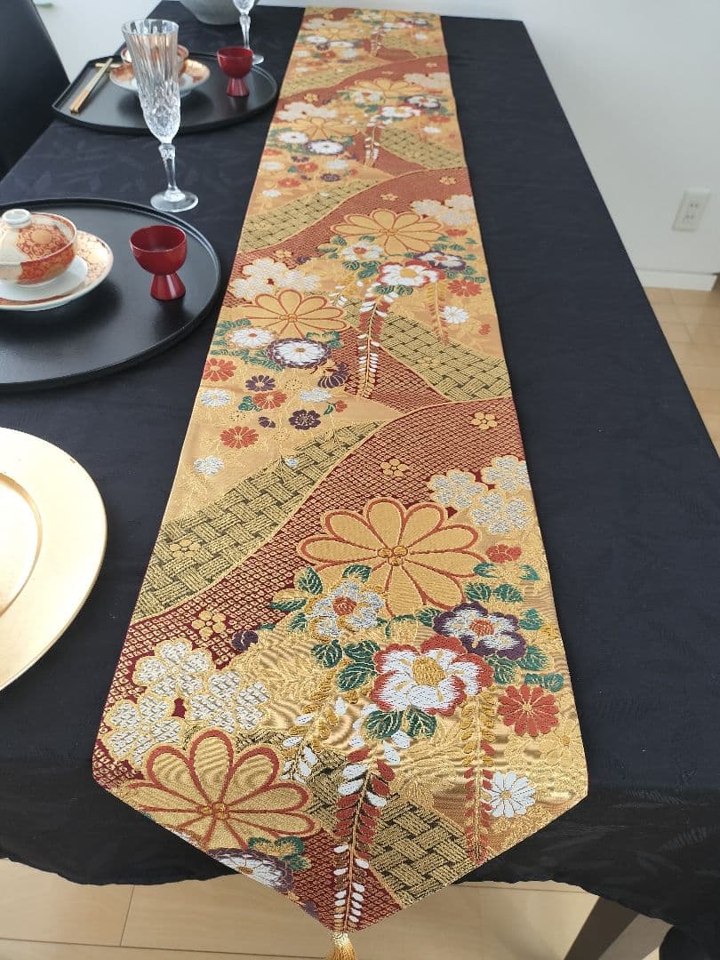 sasjママ　A872★逸品‼️豪華刺繍‼️テーブルランナー2m14cm