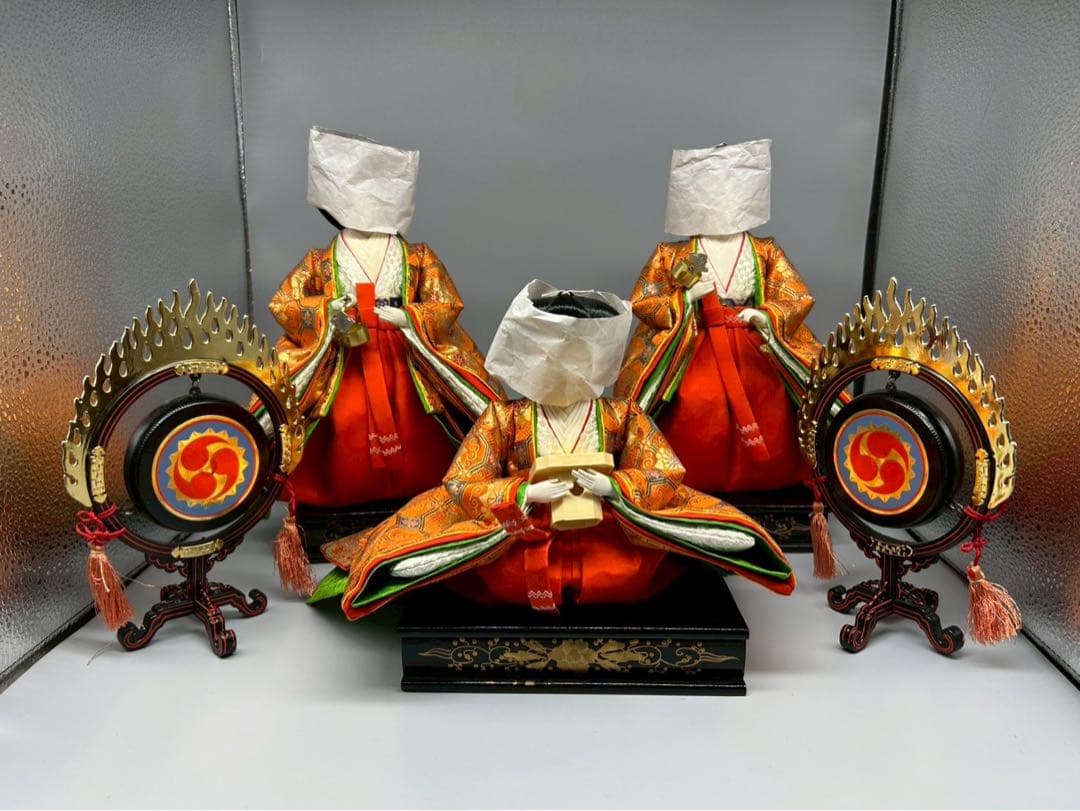 「雛人形付属　三人仕丁（随身人形）　橙色狩衣　太鼓付き　豪華衣装」