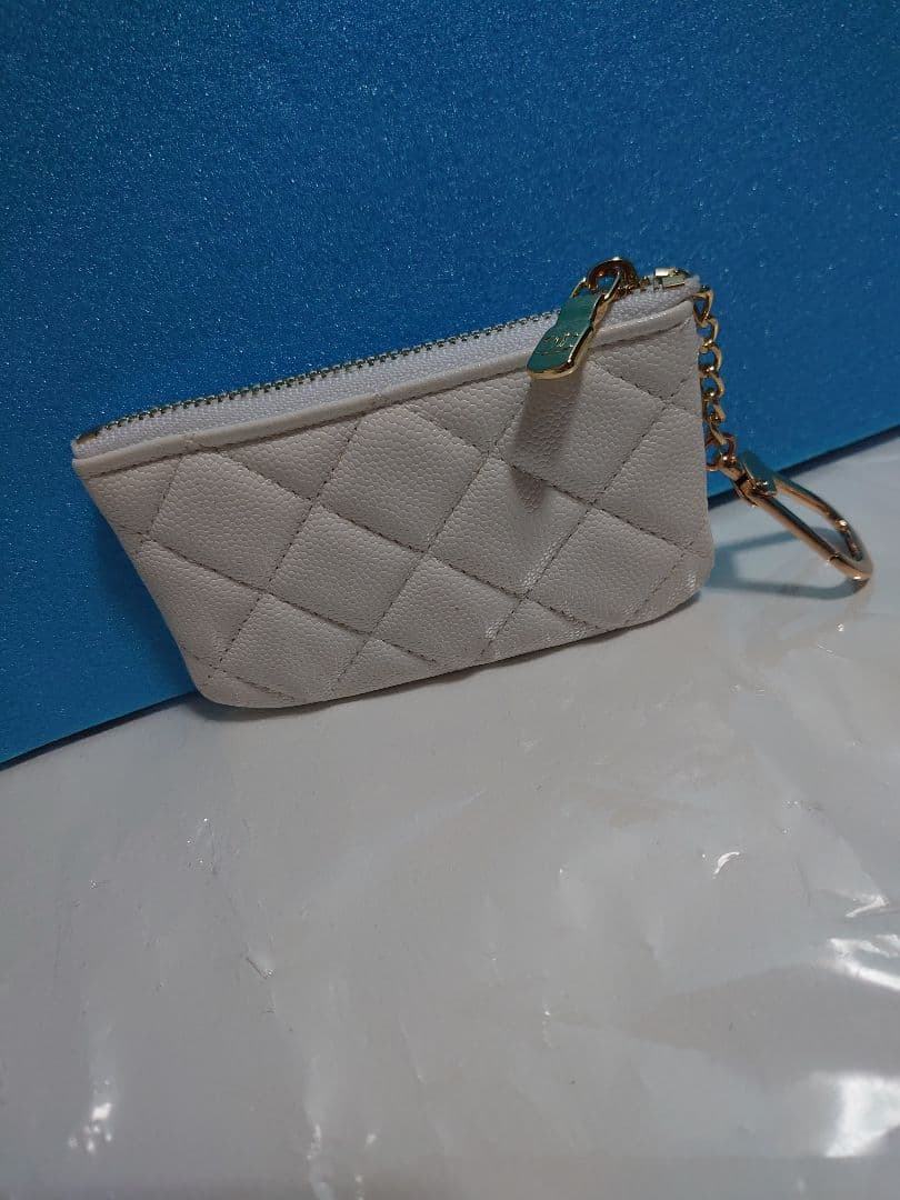CHANEL ホワイト キルティング　ケース　ノベルティ