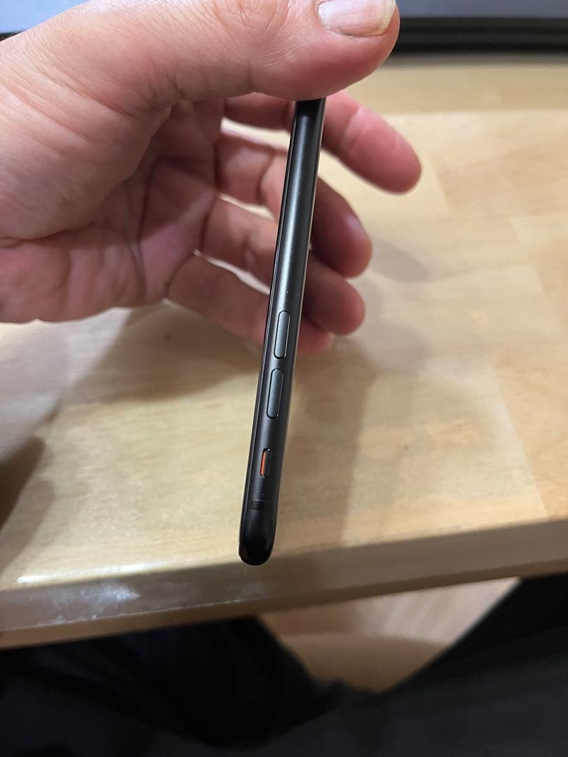 iPhone SE 第2世代　64GB バッテリー容量86%