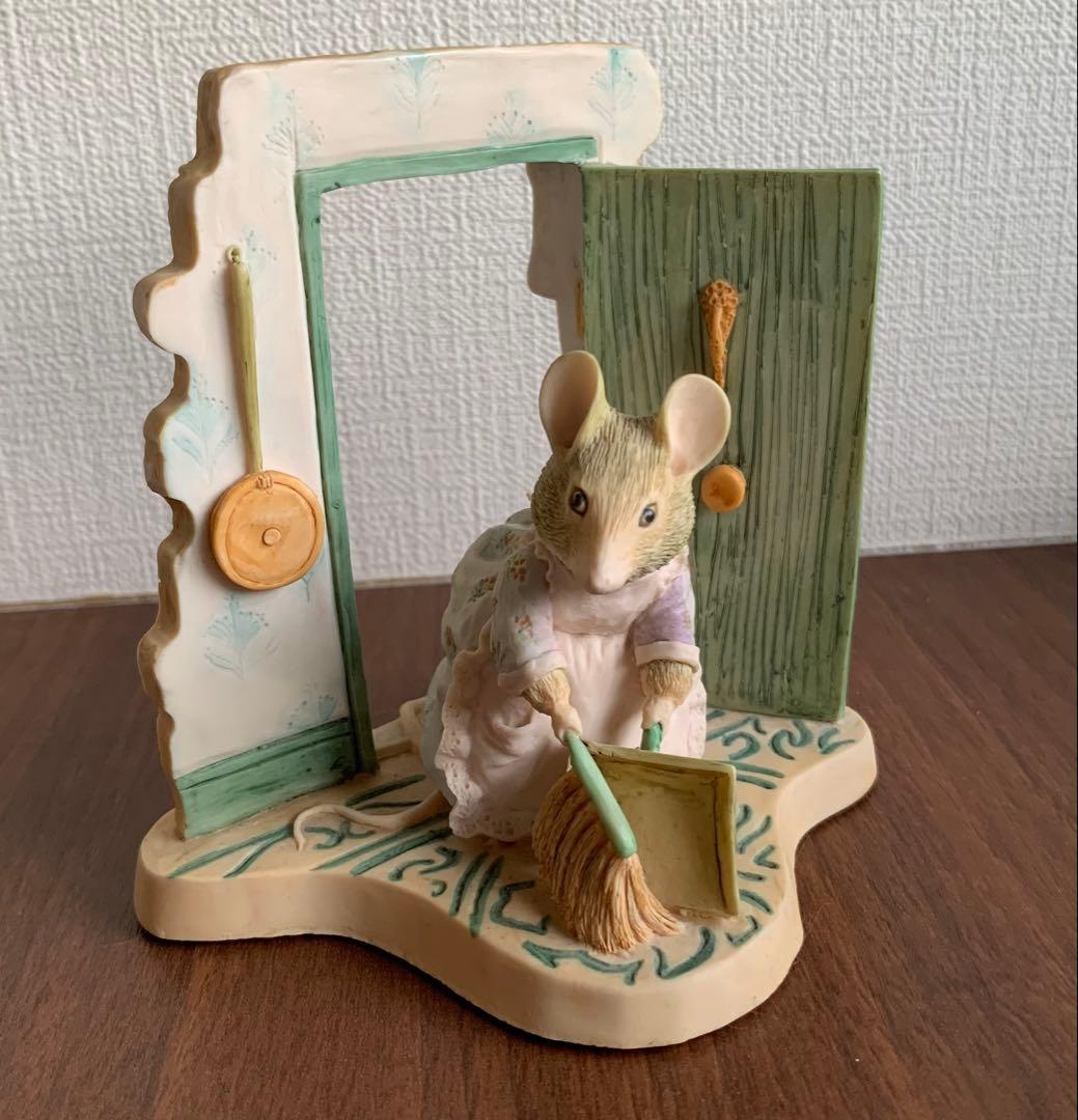 掃除をするハンカマンカ フィギュリン ピーターラビット 置物