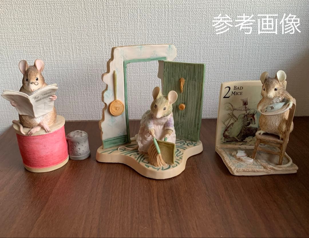 掃除をするハンカマンカ フィギュリン ピーターラビット 置物