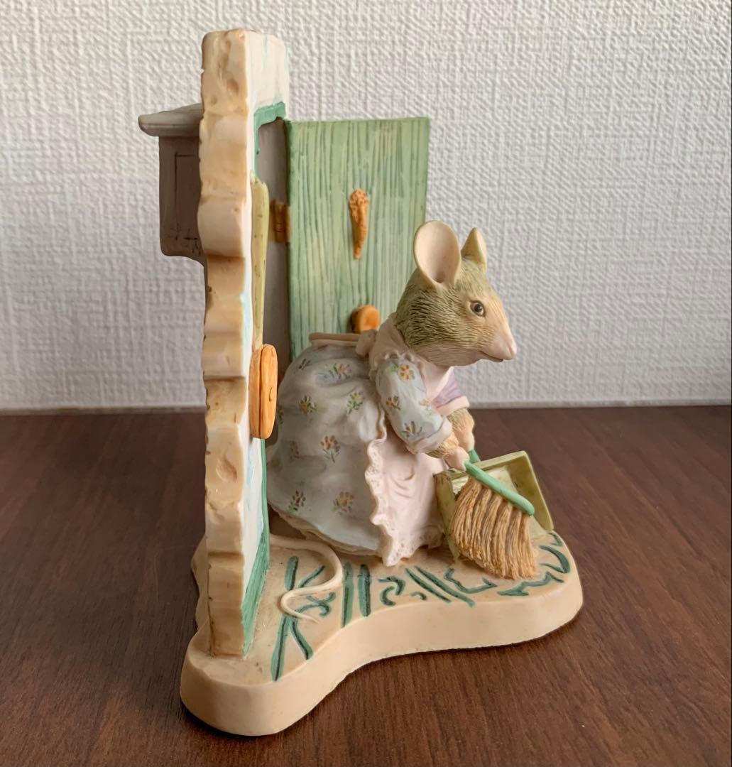 掃除をするハンカマンカ フィギュリン ピーターラビット 置物