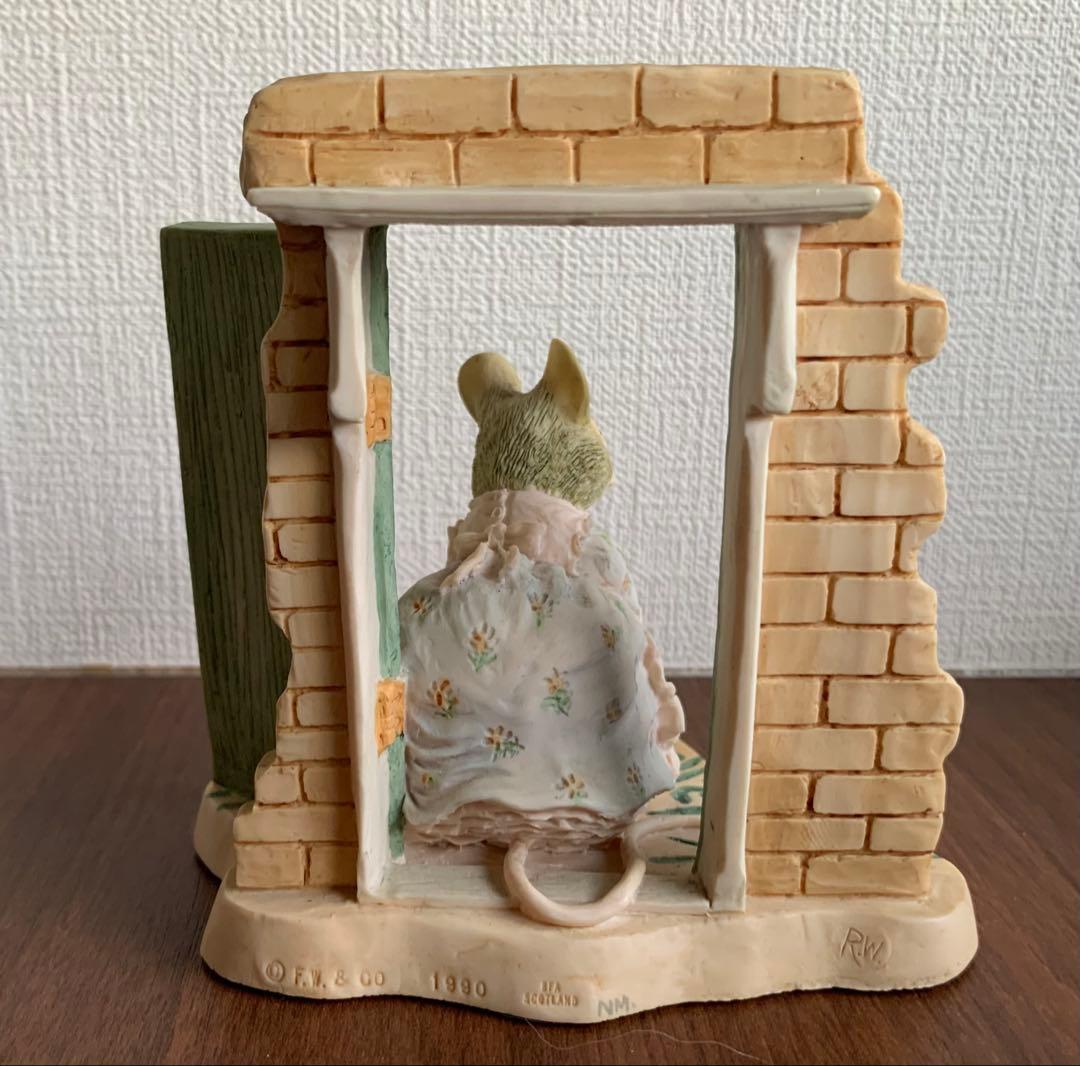 掃除をするハンカマンカ フィギュリン ピーターラビット 置物