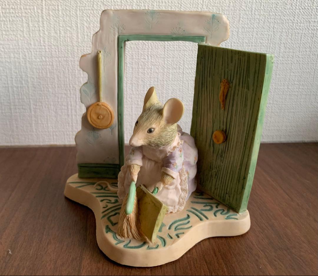 掃除をするハンカマンカ フィギュリン ピーターラビット 置物