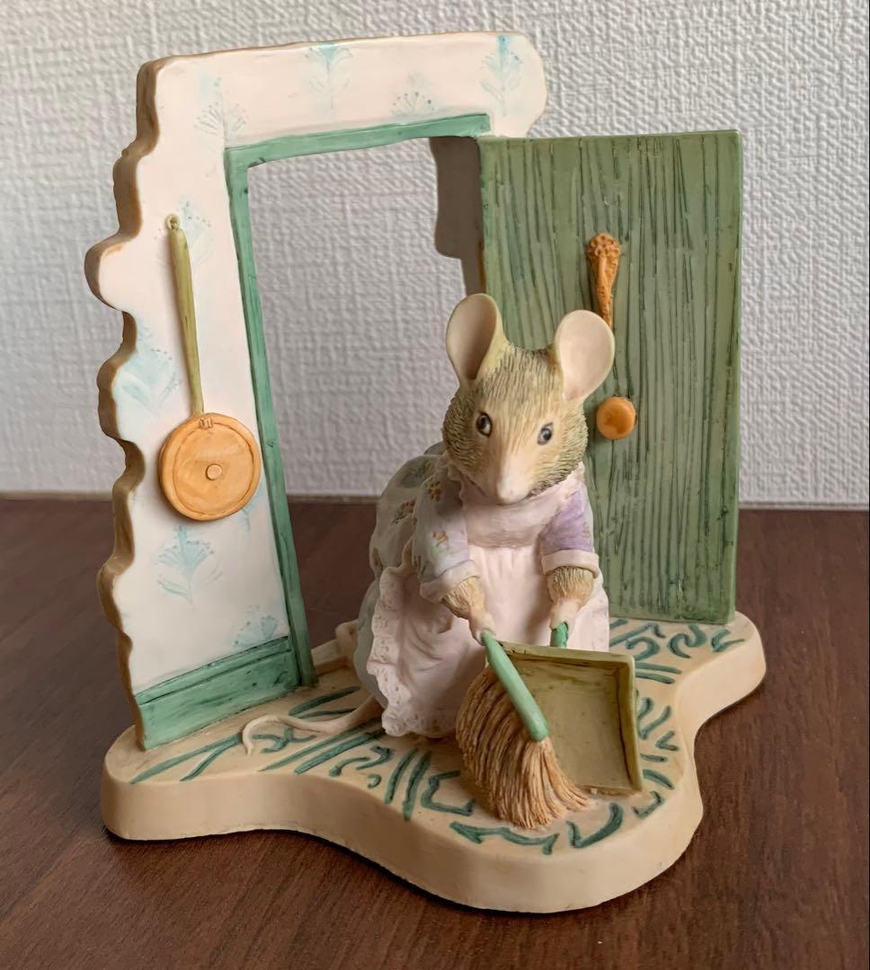 掃除をするハンカマンカ フィギュリン ピーターラビット 置物