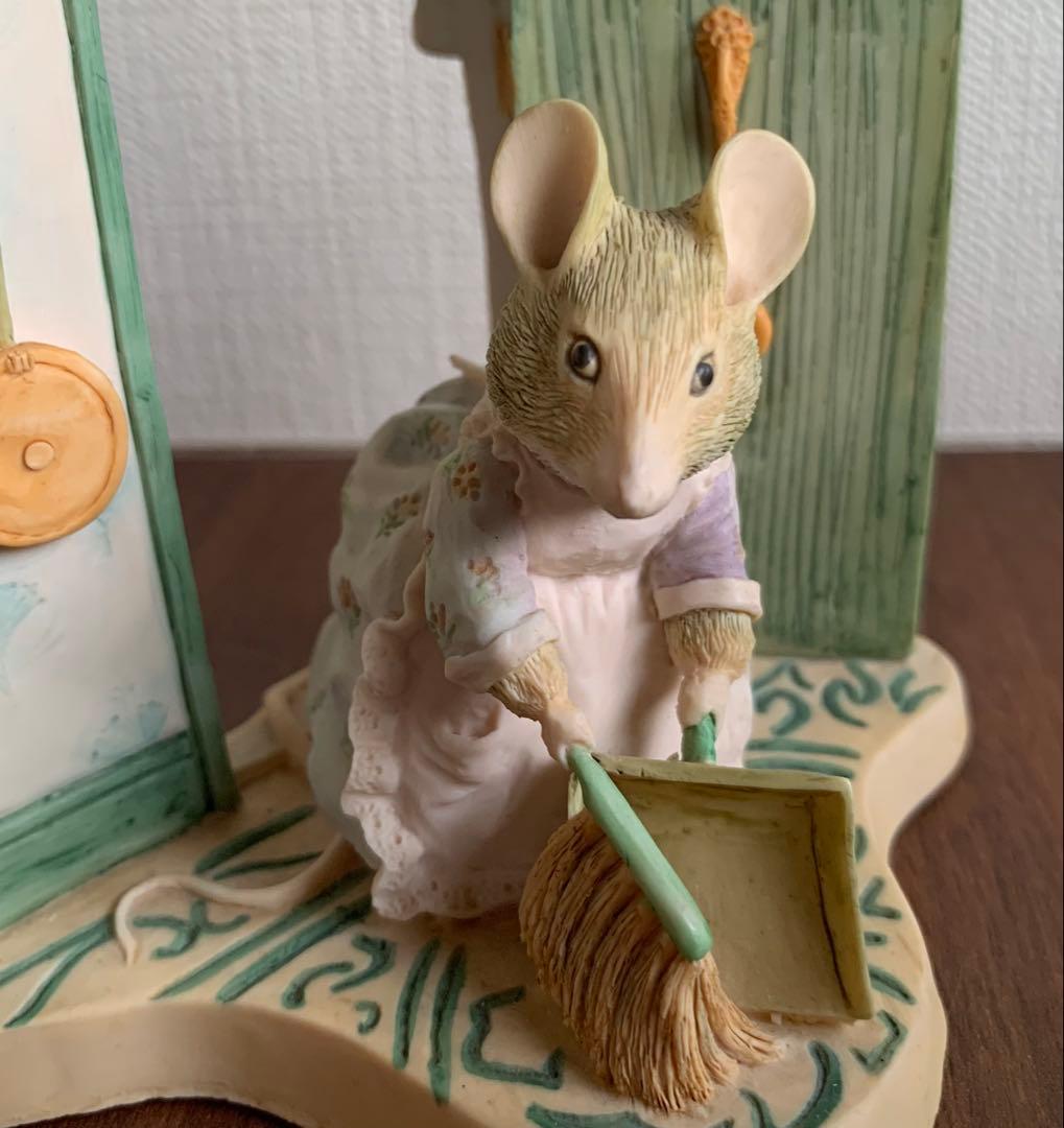 掃除をするハンカマンカ フィギュリン ピーターラビット 置物