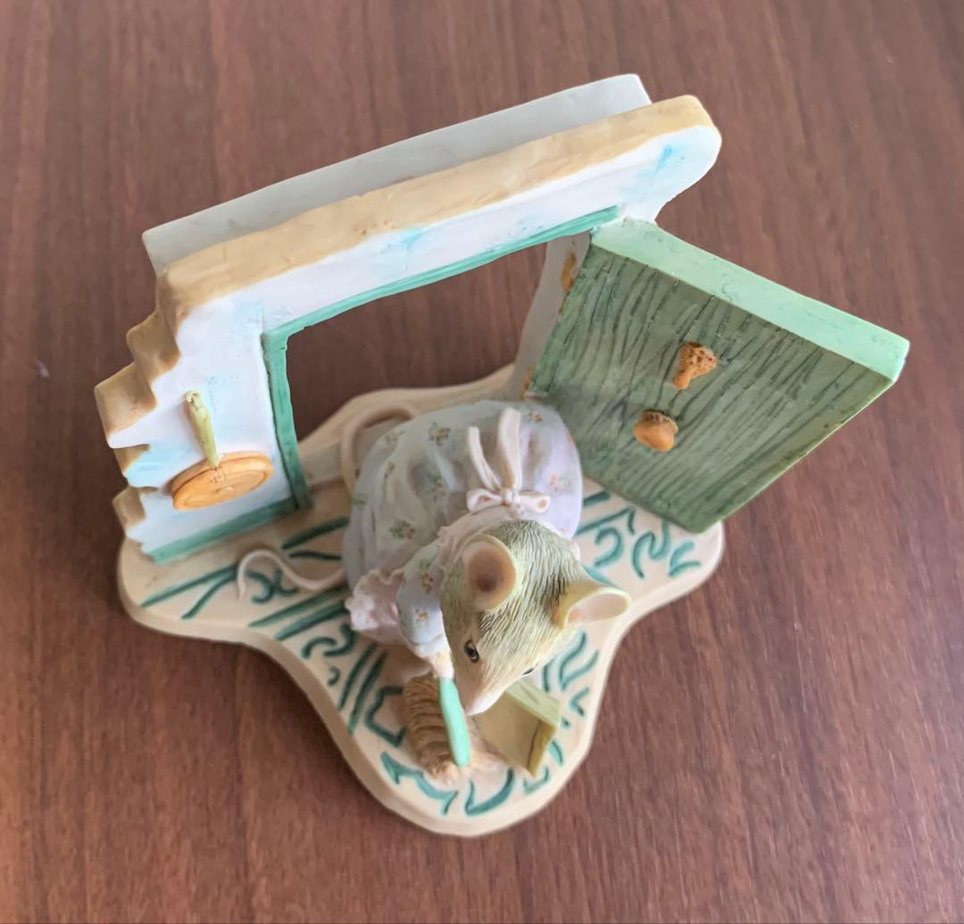 掃除をするハンカマンカ フィギュリン ピーターラビット 置物