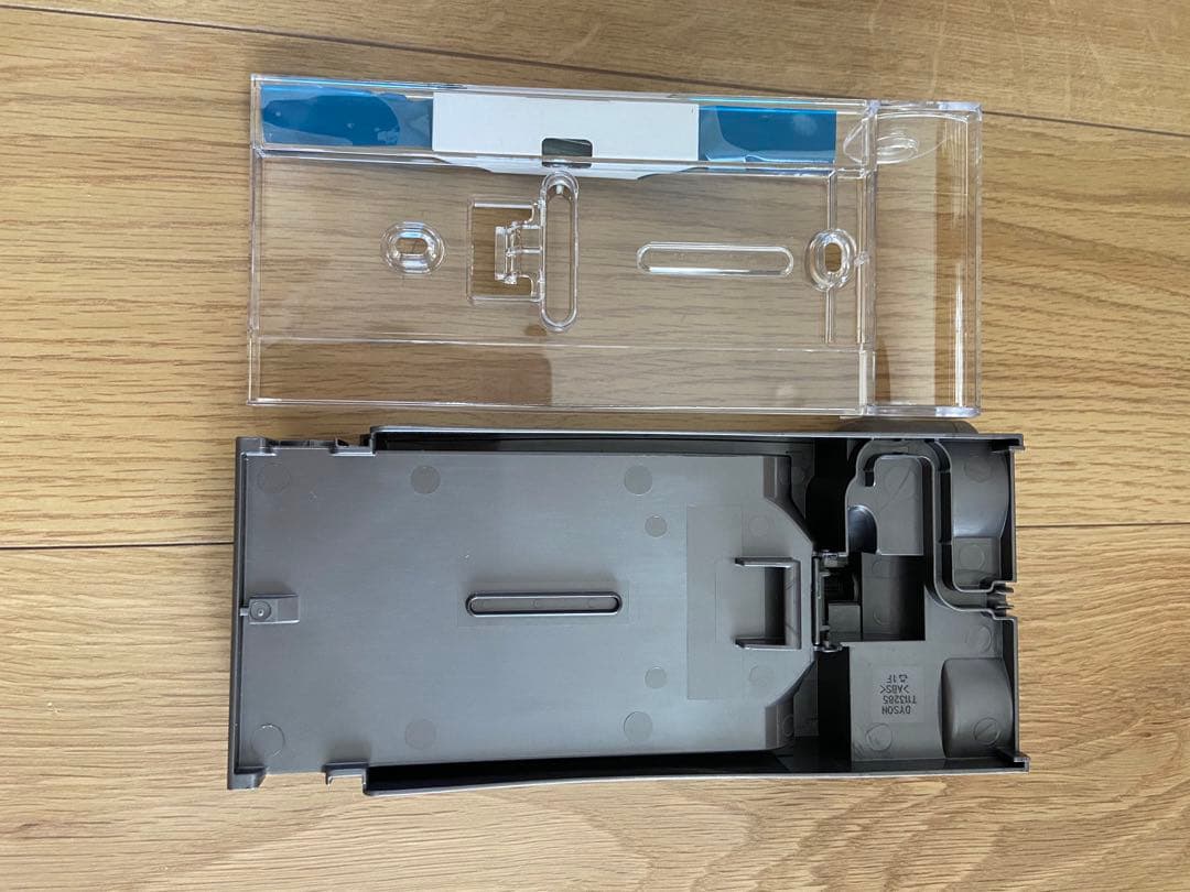 送料込　Dyson V10 ￼充電器