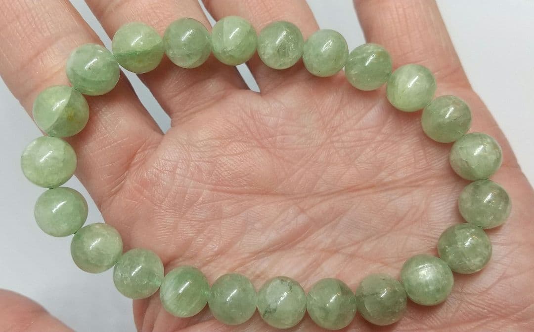 グリーンカイヤナイト約8-8.3㍉23粒　内径約15センチ