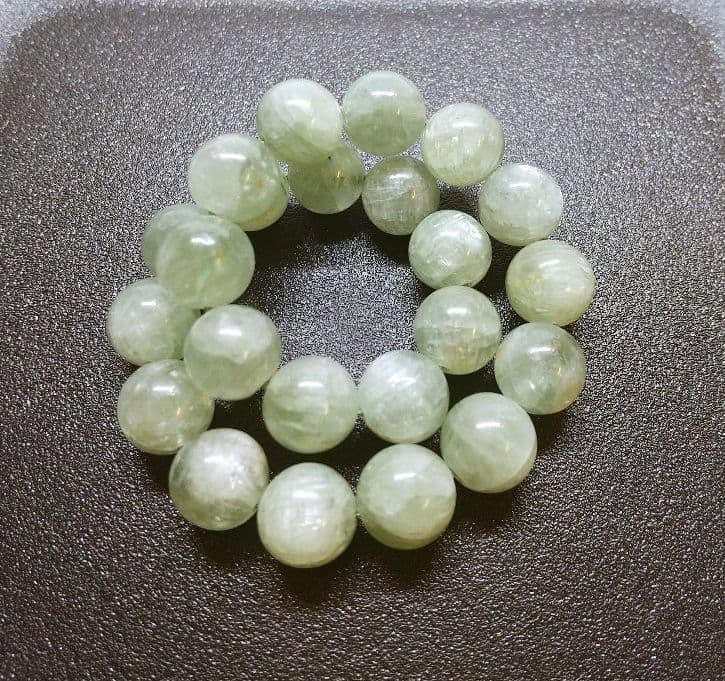 グリーンカイヤナイト約8-8.3㍉23粒　内径約15センチ