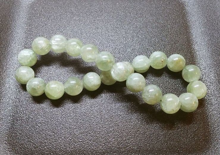 グリーンカイヤナイト約8-8.3㍉23粒　内径約15センチ