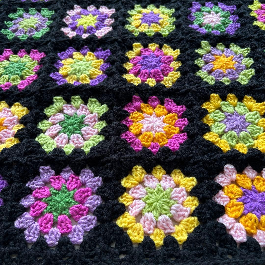 ★handmade★ チェルシーみたいな色合いの黒モチーフ編みブランケット