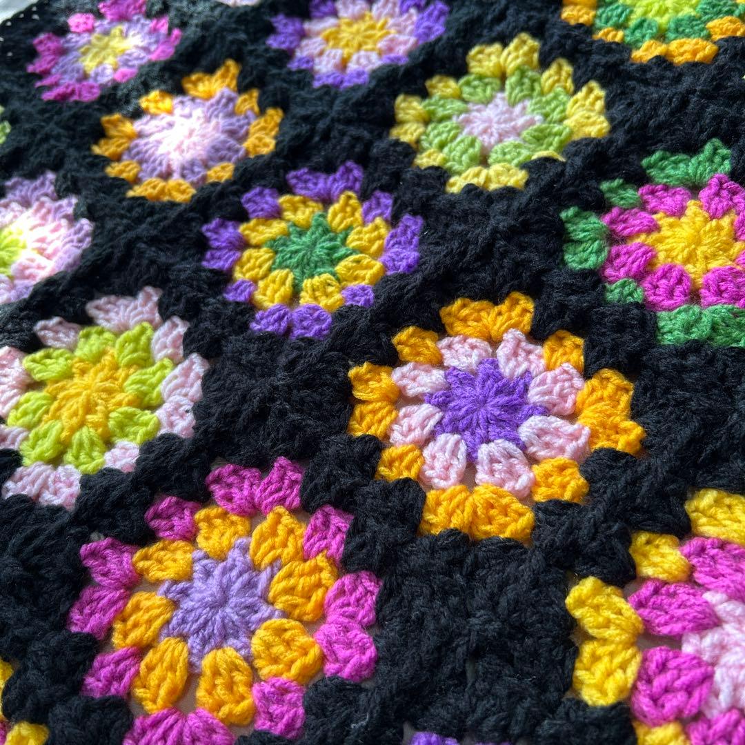 ★handmade★ チェルシーみたいな色合いの黒モチーフ編みブランケット