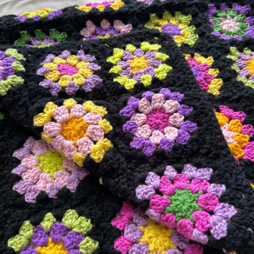 ★handmade★ チェルシーみたいな色合いの黒モチーフ編みブランケット