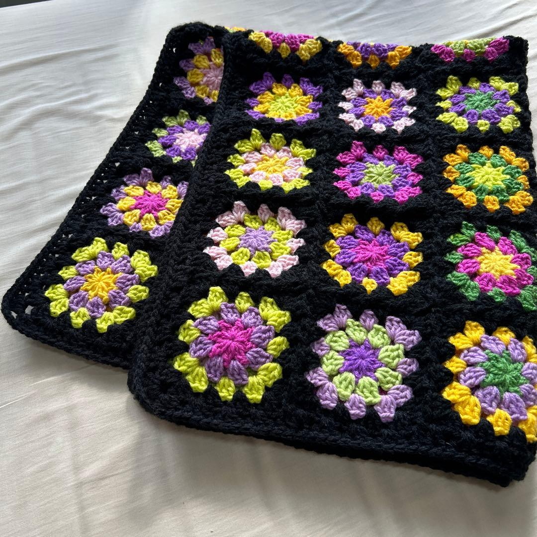 ★handmade★ チェルシーみたいな色合いの黒モチーフ編みブランケット