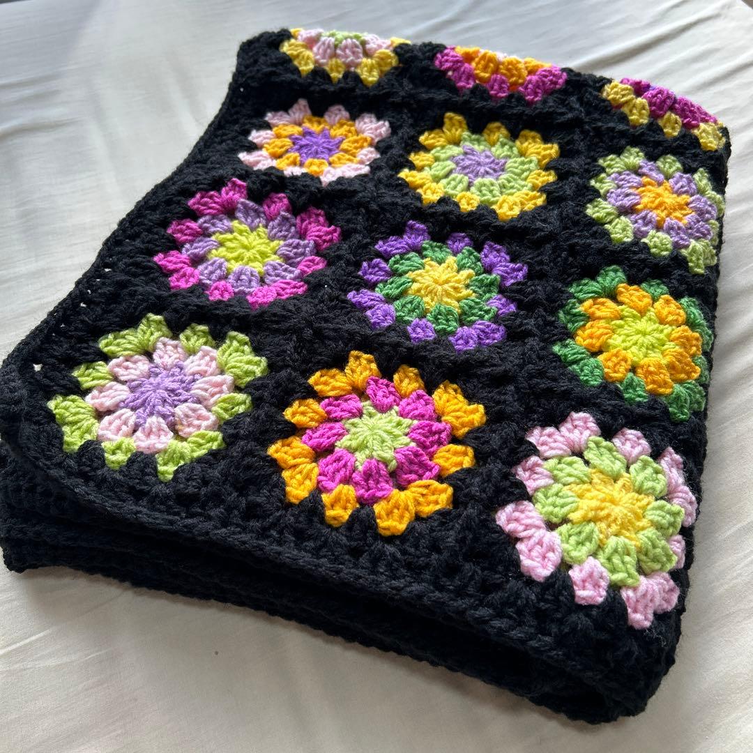 ★handmade★ チェルシーみたいな色合いの黒モチーフ編みブランケット