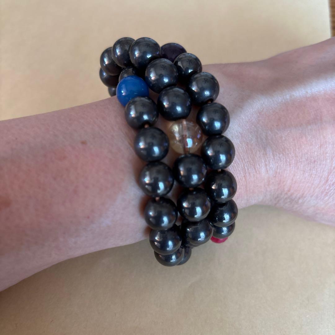 肩こりなどに効く磁石の石です。