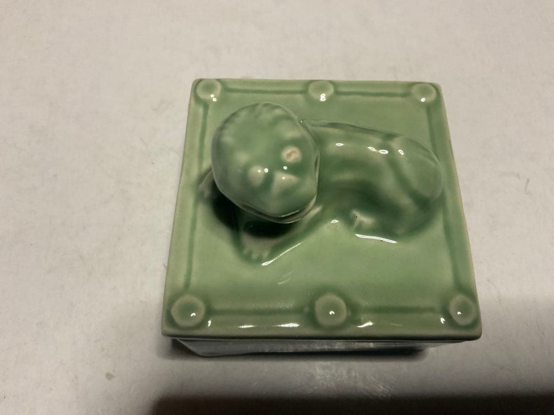 陶器製／置物（墨入れ？）陶磁器　作者　年代不明？【桐箱入りだが、蓋はない】。