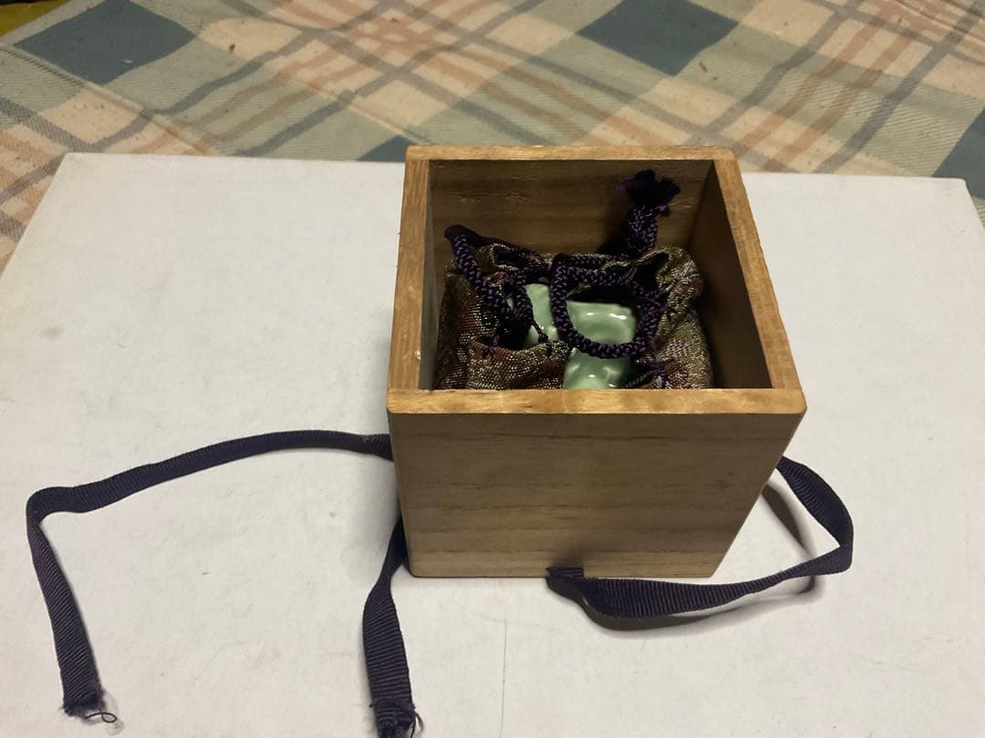 陶器製／置物（墨入れ？）陶磁器　作者　年代不明？【桐箱入りだが、蓋はない】。