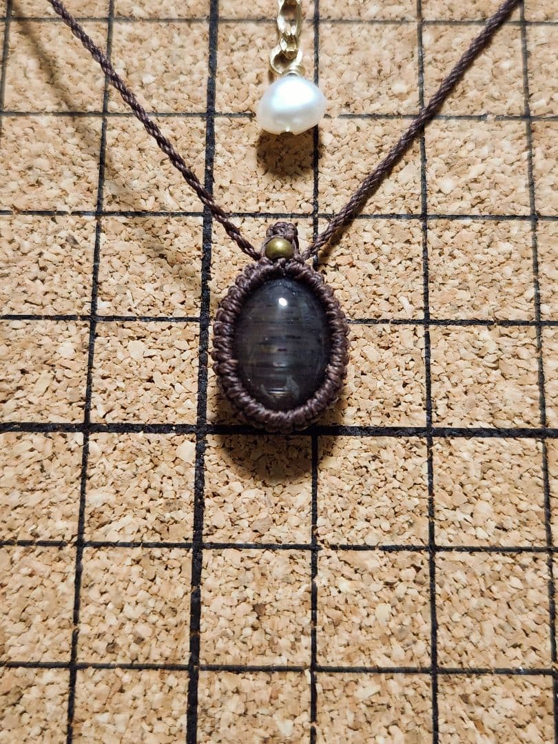 レインボーサンムーンストーンのマクラメペンダント