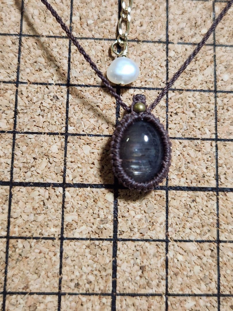 レインボーサンムーンストーンのマクラメペンダント