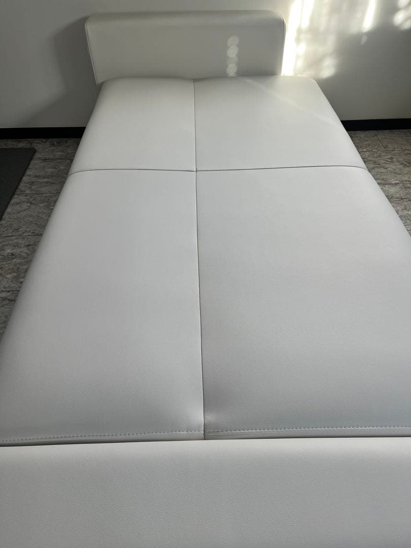 国産　ホワイト　レザー調ソファーベッド　ディノス購入