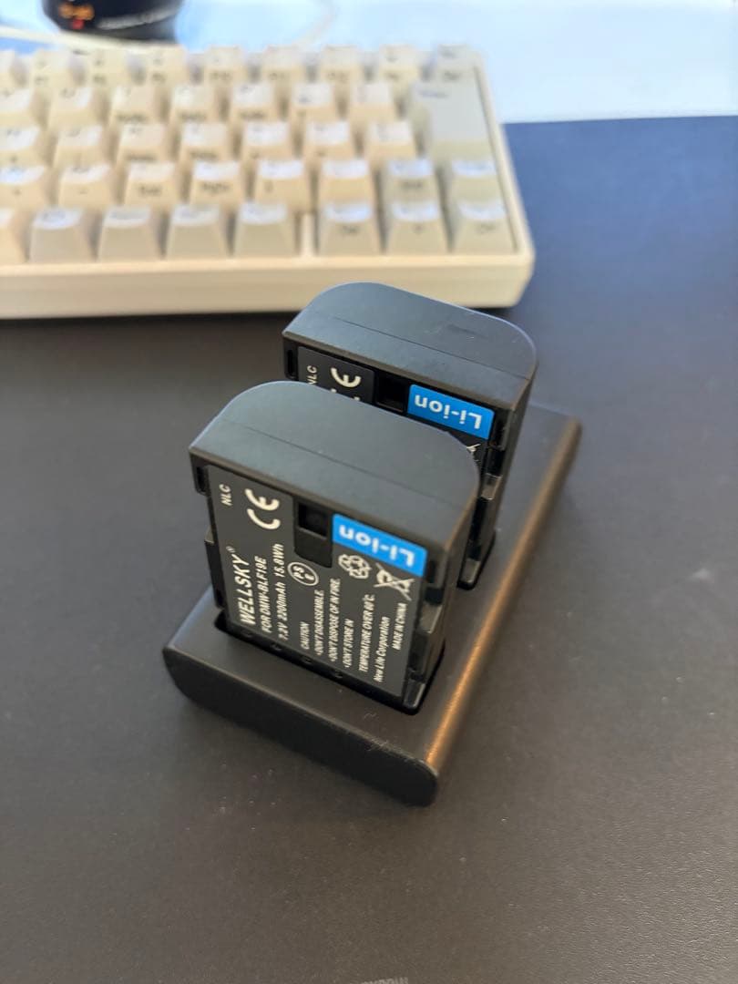 LUMIX GH5 デジタル一眼レフ　大容量電池2つ、純正1つ　128gb SD