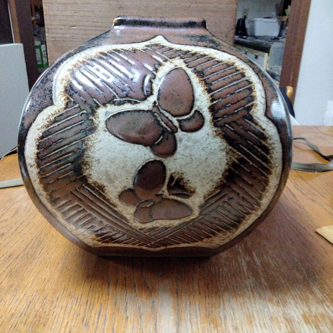 鉄釉刻花文の壺