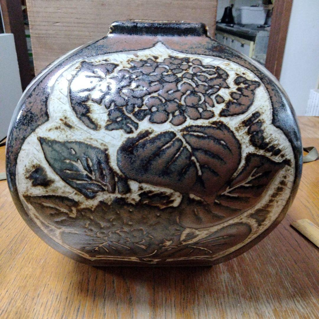 鉄釉刻花文の壺