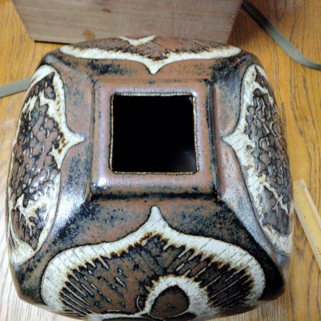 鉄釉刻花文の壺