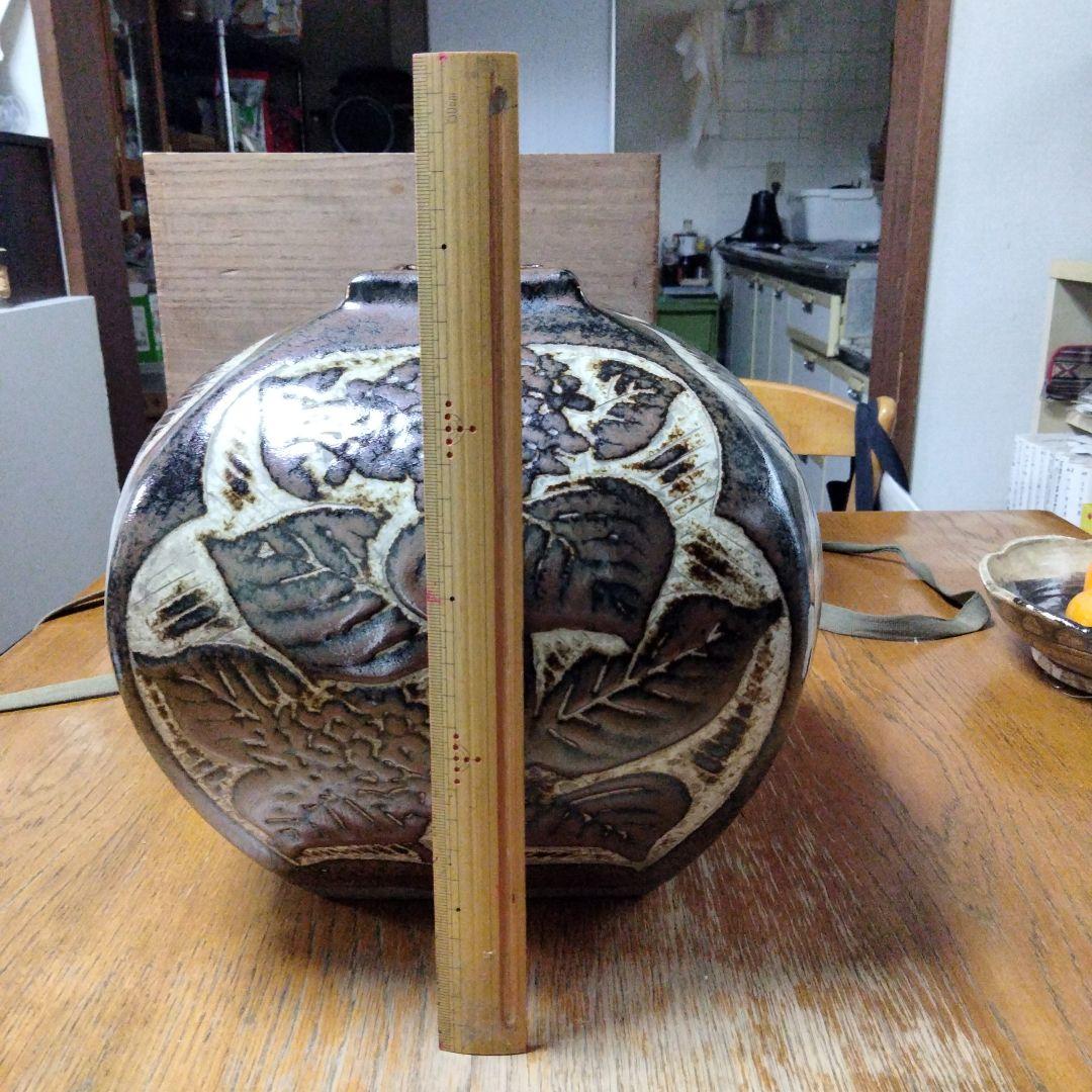 鉄釉刻花文の壺