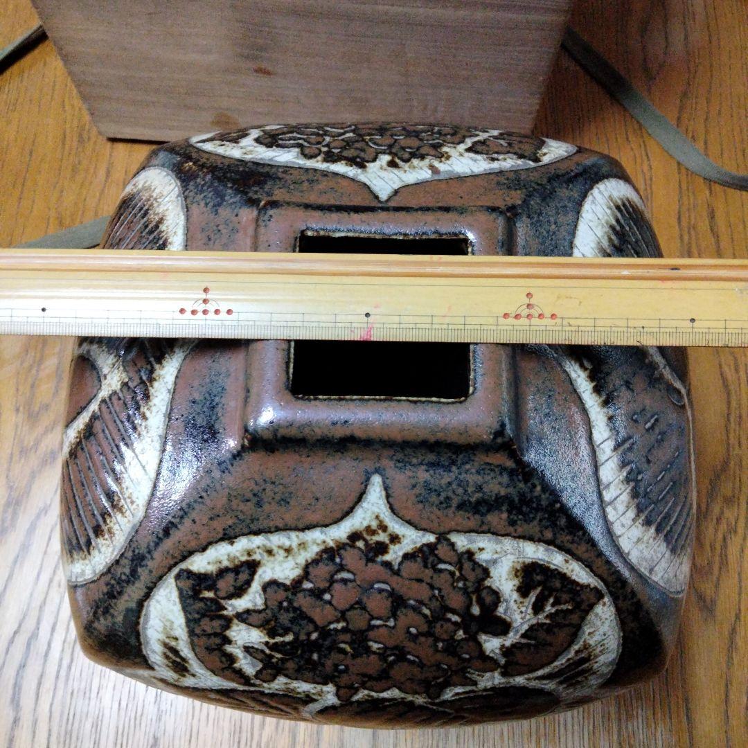 鉄釉刻花文の壺