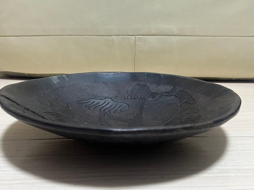 新品難あり　タンザニアマコンデ黒檀彫刻飾り皿　キリンとシマウマ