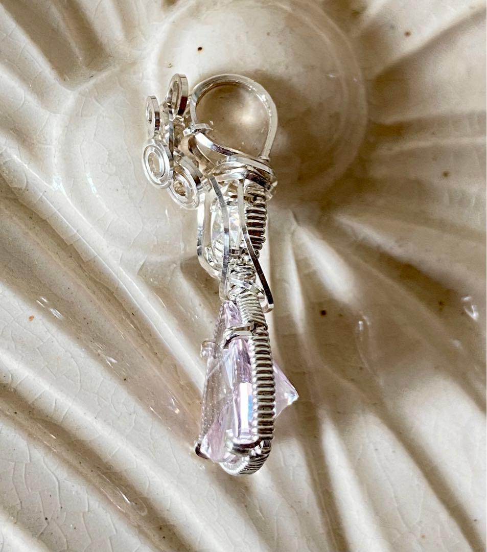 ハンドメイドペンダントトップ⭐︎シンセティックストーン　名残の花