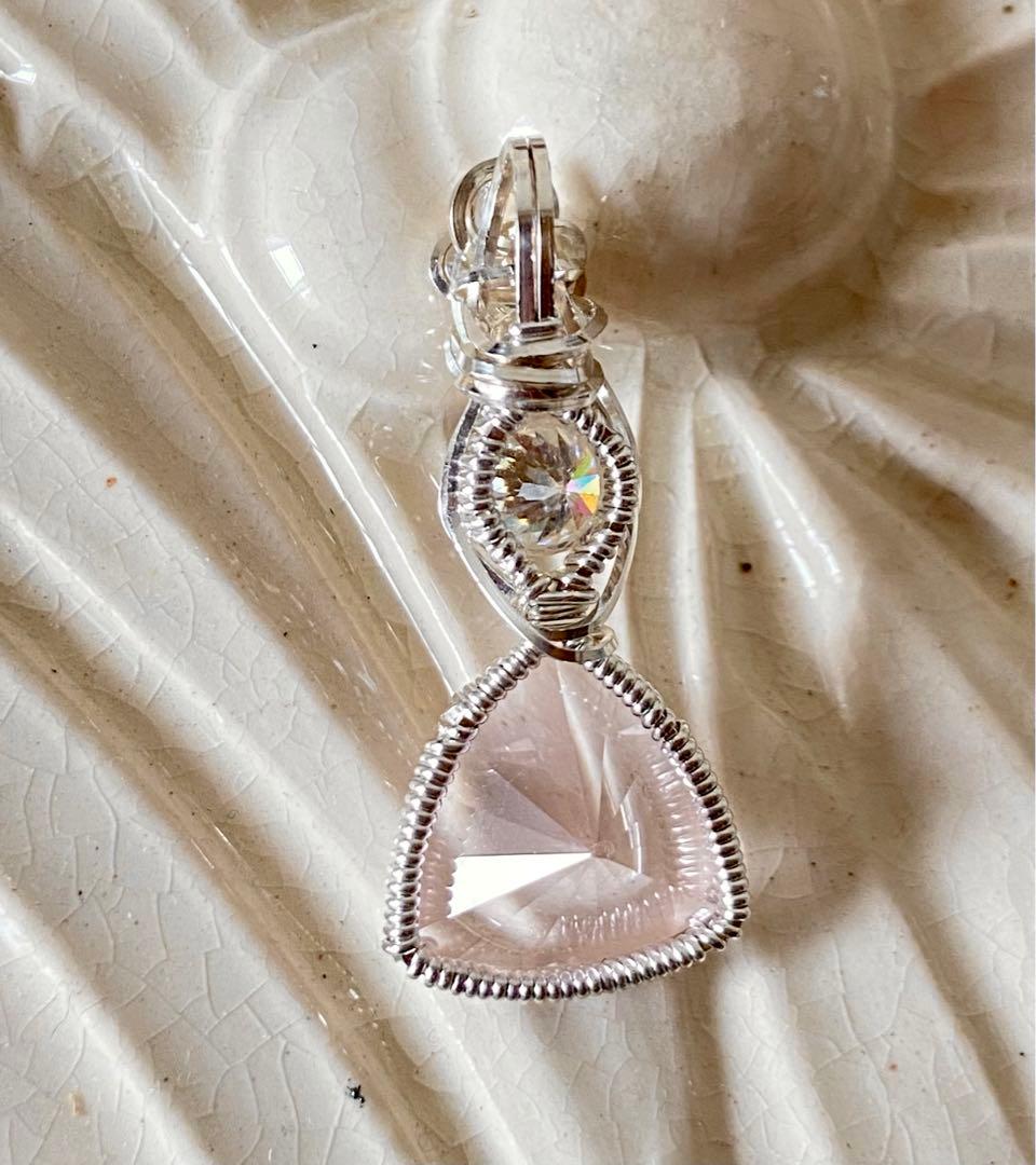 ハンドメイドペンダントトップ⭐︎シンセティックストーン　名残の花