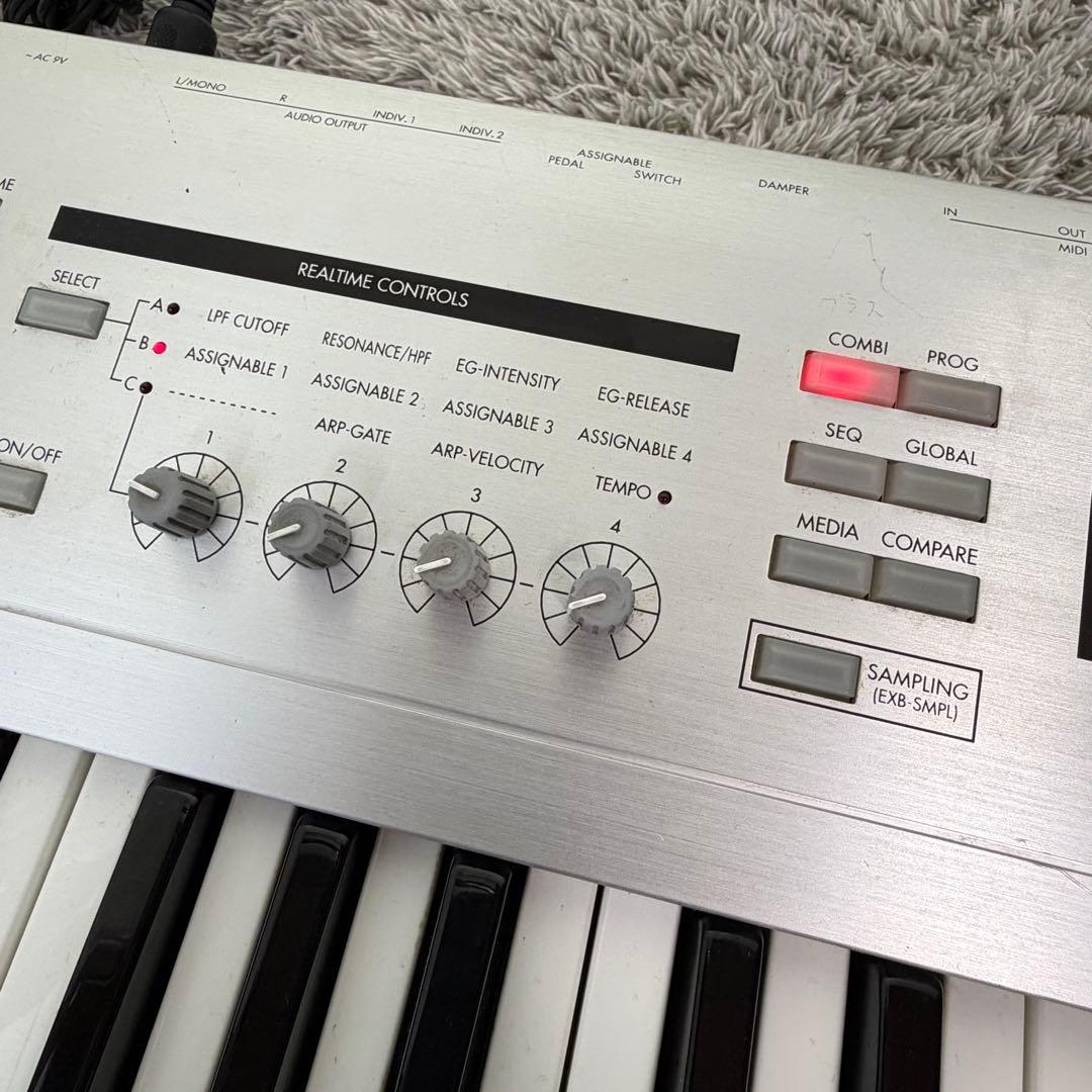 美品 KORG コルグ TRITON Le 61鍵盤 シンセサイザー 動作品