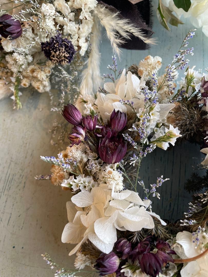 白いあじさいとアストランチアの手のひらにのる程のリース⚪︎ミニリース