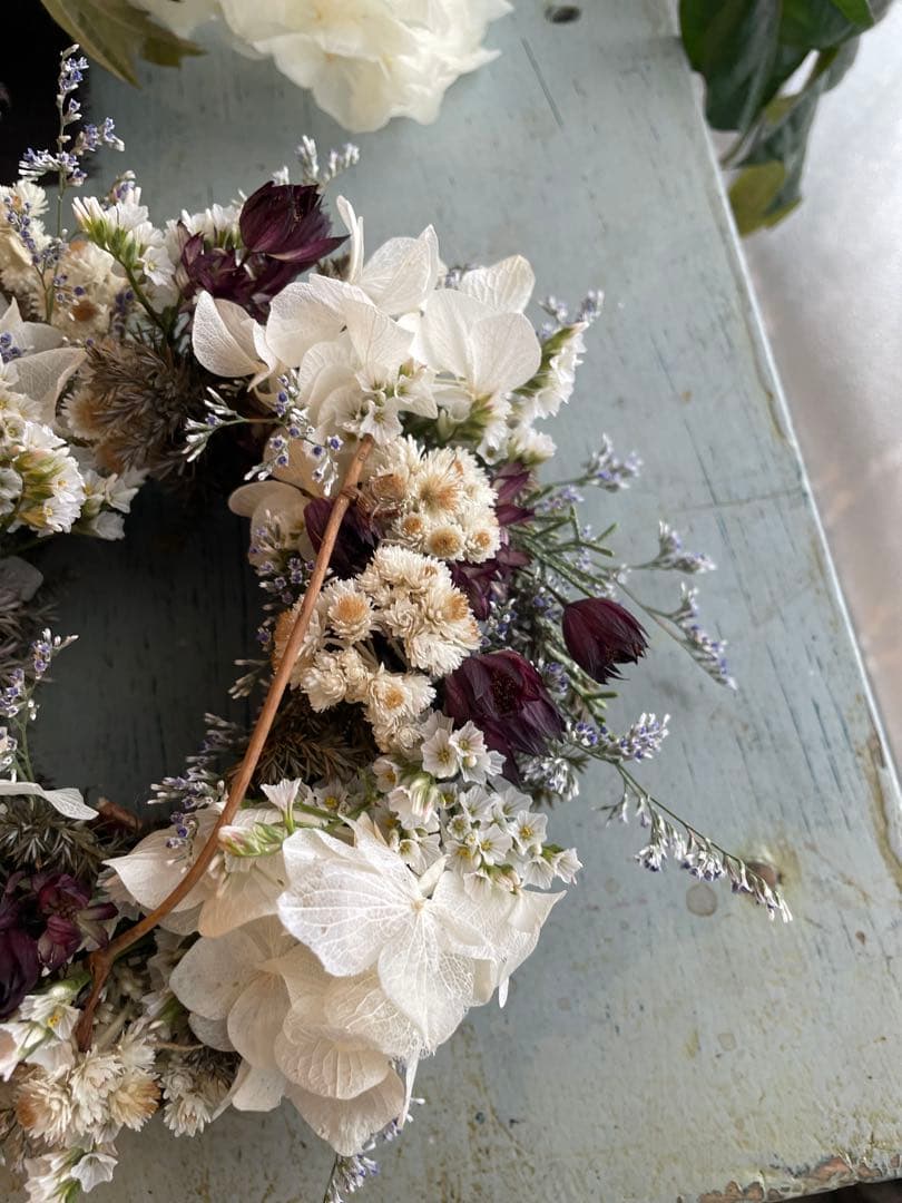 白いあじさいとアストランチアの手のひらにのる程のリース⚪︎ミニリース