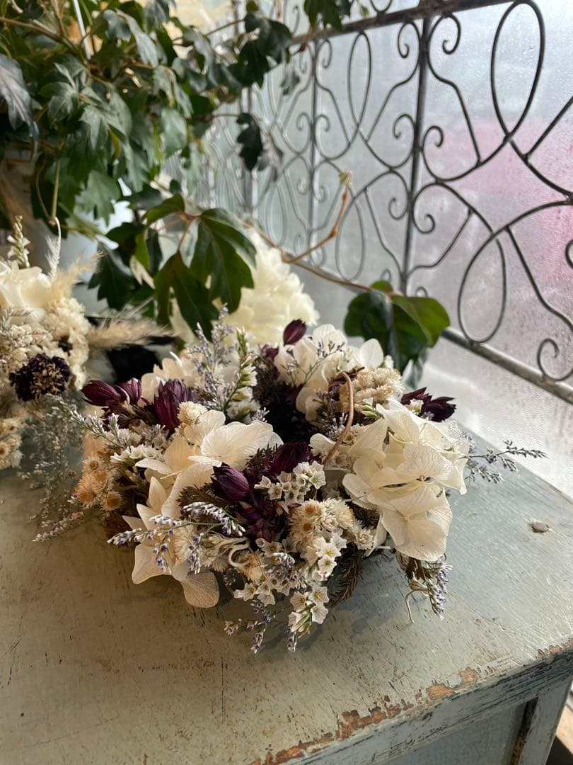 白いあじさいとアストランチアの手のひらにのる程のリース⚪︎ミニリース