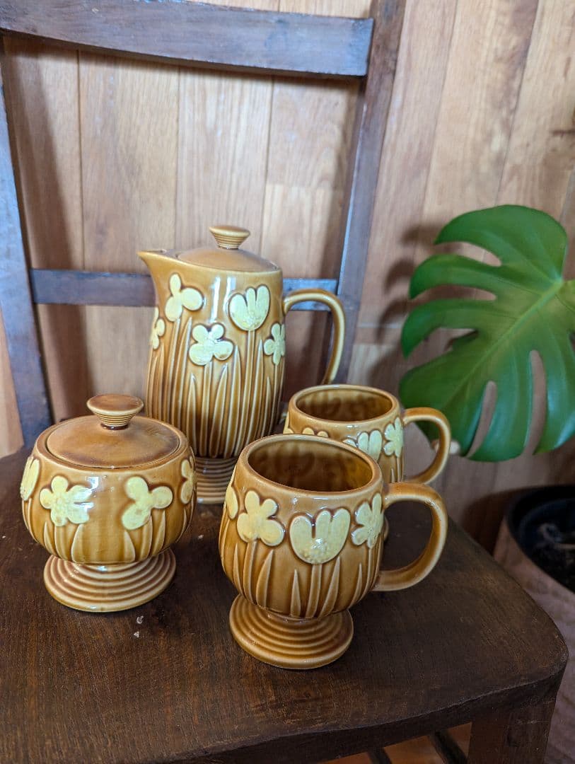 イギリスのビンテージ　ティーセット