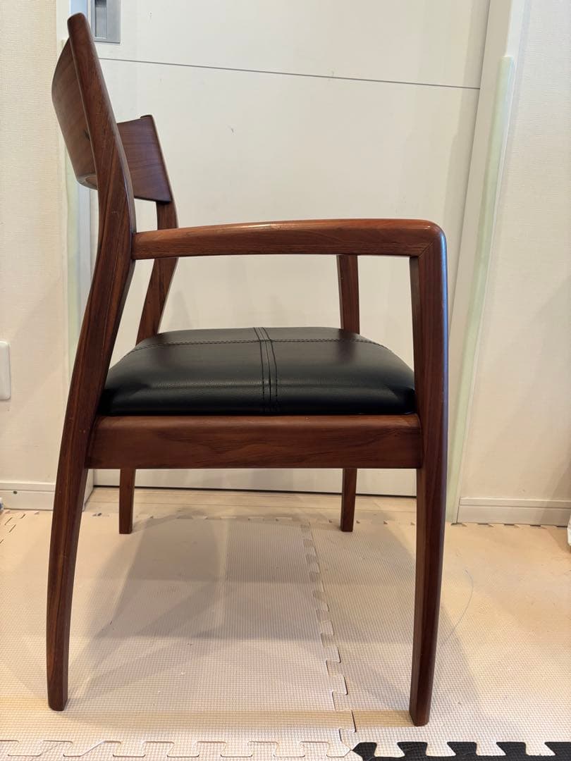 モダンアームチェア ブラック