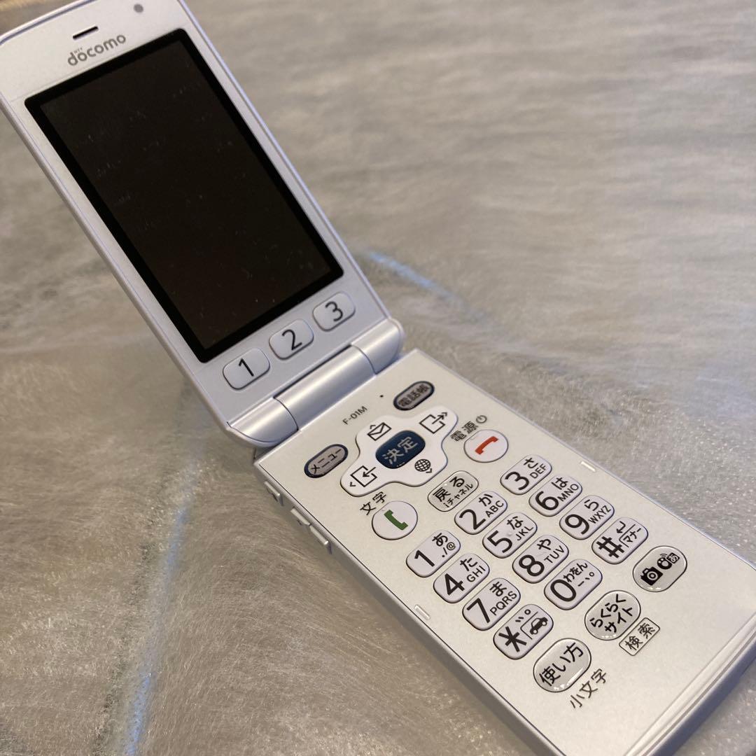 docomo らくらくホン　F-01M ホワイト