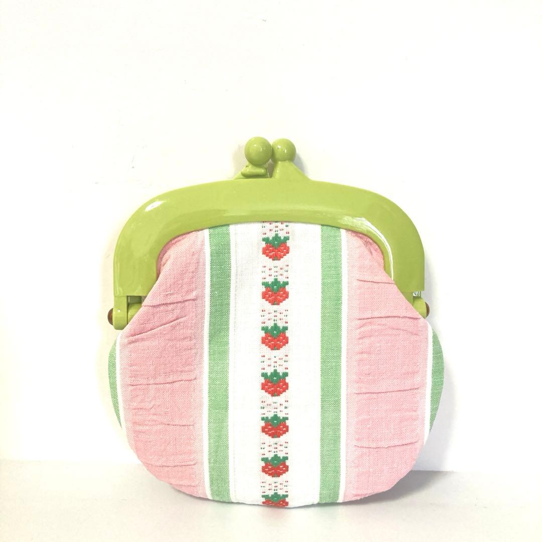 優しいピンクカラーと小さなイチゴ刺繍の可愛いがま口(プラ小/グリーン)