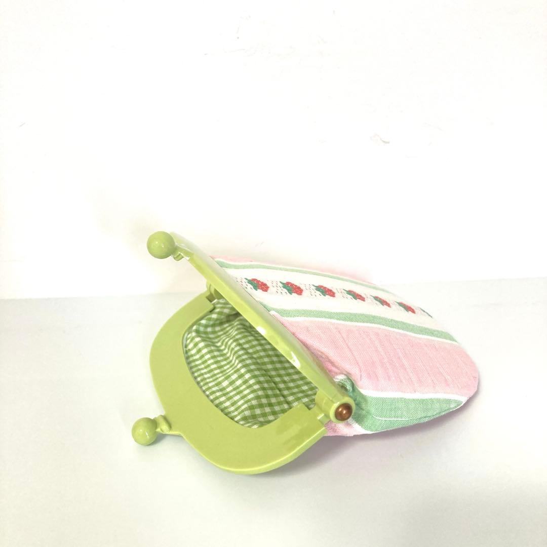 優しいピンクカラーと小さなイチゴ刺繍の可愛いがま口(プラ小/グリーン)