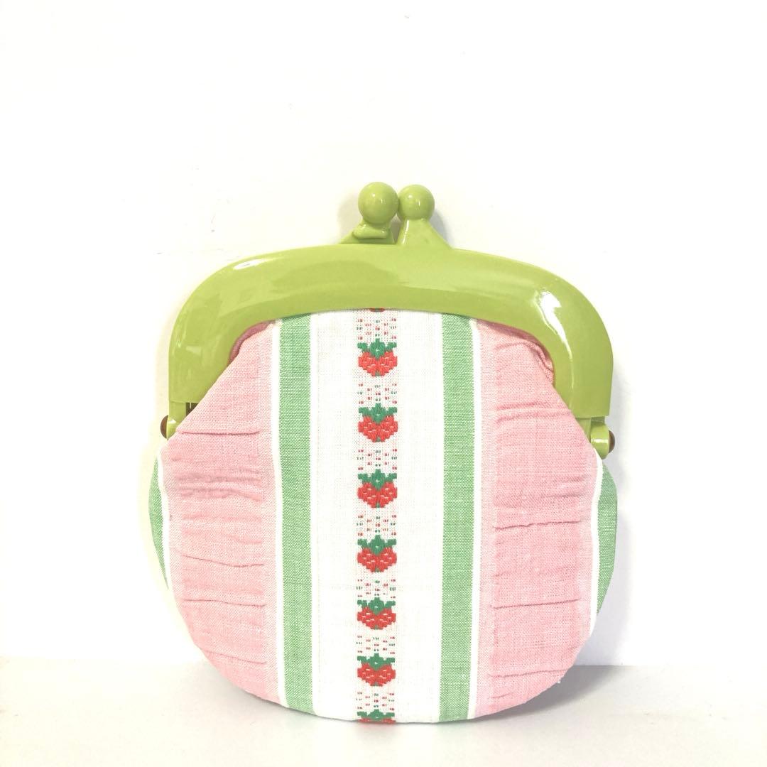 優しいピンクカラーと小さなイチゴ刺繍の可愛いがま口(プラ小/グリーン)