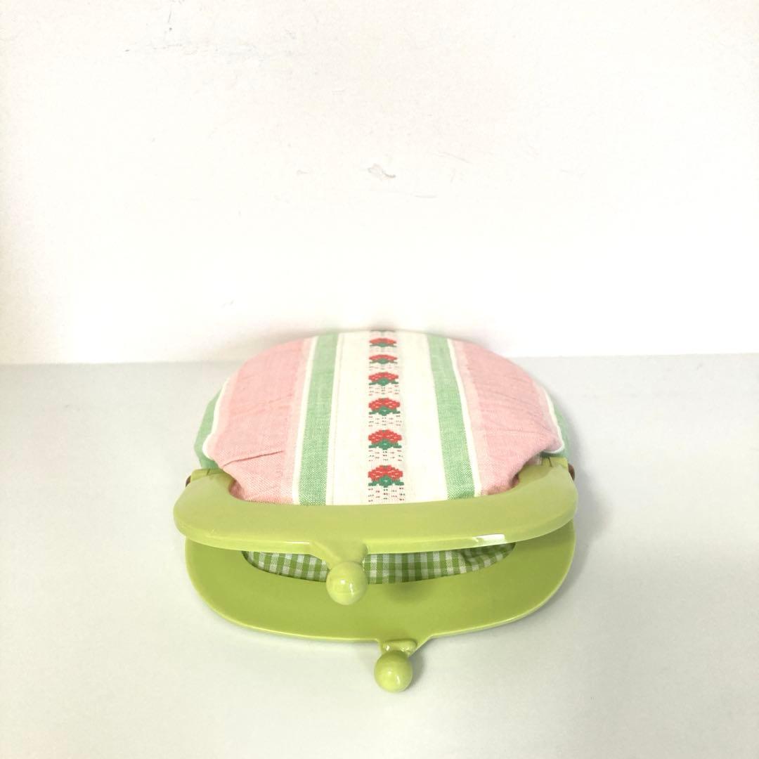 優しいピンクカラーと小さなイチゴ刺繍の可愛いがま口(プラ小/グリーン)